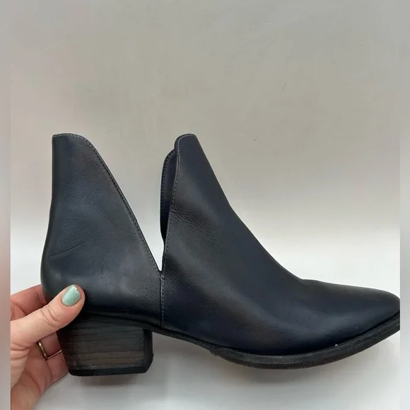 NEW Free People Charm Double V Ankle Bootie  Blue Leather Stacked Heel Size 39.5 - Picture 4 of 13